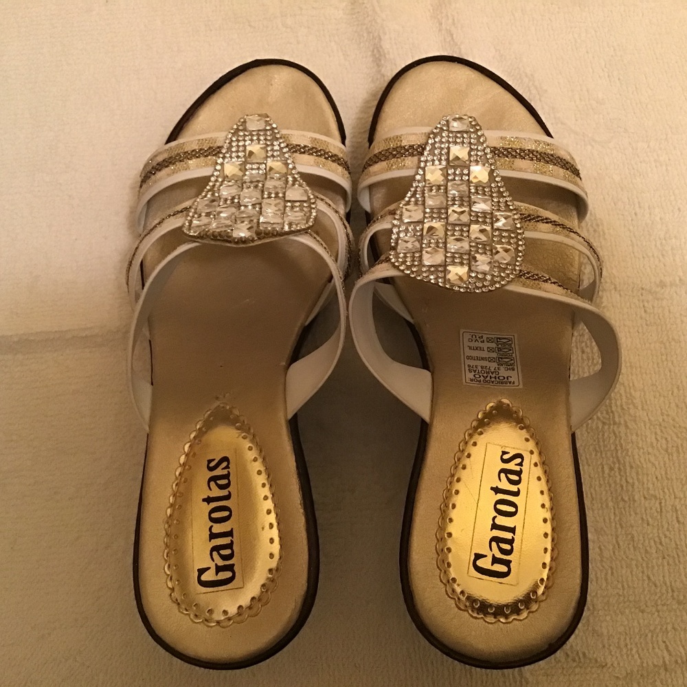 Garotas Johao Gold/ Neutral Tone Sandals - Picture 1 of 8